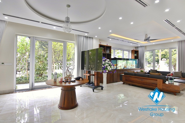  Massive ambassador corner villa for rent in Vinhomes Riverside - Long Bien